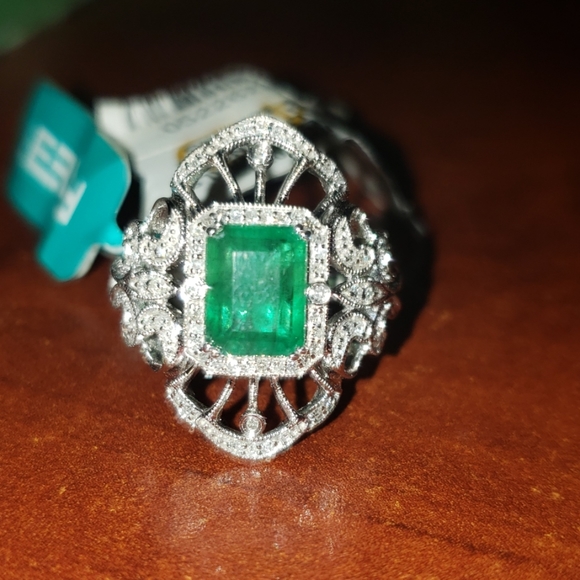 EFFY 14k white gold  diamond and emerald ring - Picture 2 of 3